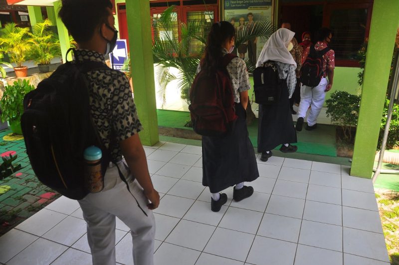 Sejumlah siswa SMAN 6 Semarang mulai ikuti pembelajaran tatap muka. Pihak sekolah tidak mewajibkan anak didiknya untuk membeli seragam baru. (Foto: Diskominfo Jateng)