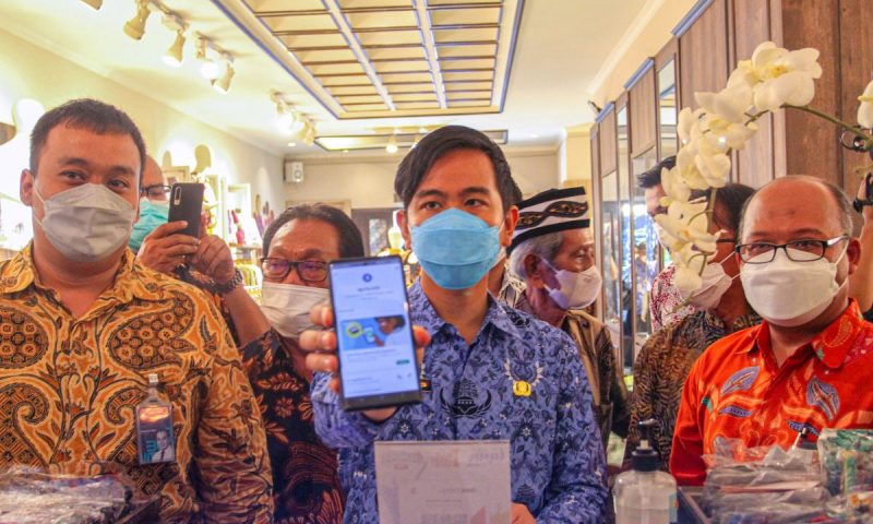 Gibran mengunjungi beberapa gerai batik di Kampung Batik Laweyan dan melakukan uji coba transaksi dengan menggunakan pembayaran nontunai. 
 (Foto: Humas Pemkot Surakarta)