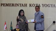 Walikota Haryadi menyerahkan gelang vaksin kepada Ketua Tim Penggerak PKK Kota Yogyakarta Tri Kirana Muslidatun. (Foto: Humas Pemkot Yogya)