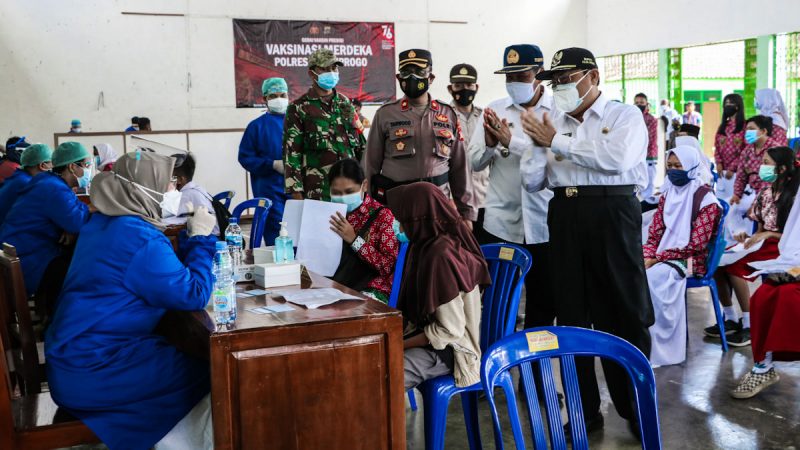 Bupati Kulonprogo Drs H Sutedjo didampingi Asisten Pemerintahan dan Kesra Sekretaris daerah Drs Jazil Ambar Was'an beserta jajaran melakukan peninjaunan vaksinasi Covid-19. (Foto: Humas Kulonprogo)