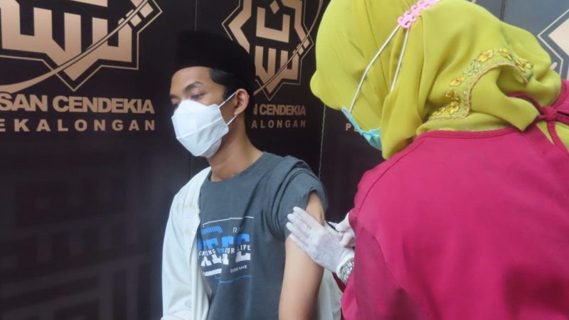 Para santri dan pengurus pondok pesantren (ponpes) di Kota Pekalongan menjalani vaksinasi Covid-19 dosis pertama. (Foto: Diskominfo Pekalongan)