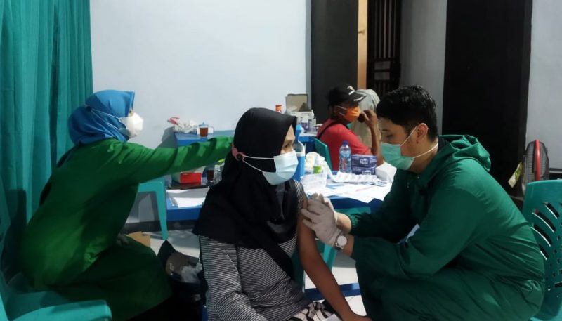Vaksinasi bagi warga Srumbung oleh Kodim 0705 Magelang. (Foto: Humas/beritamagelang)