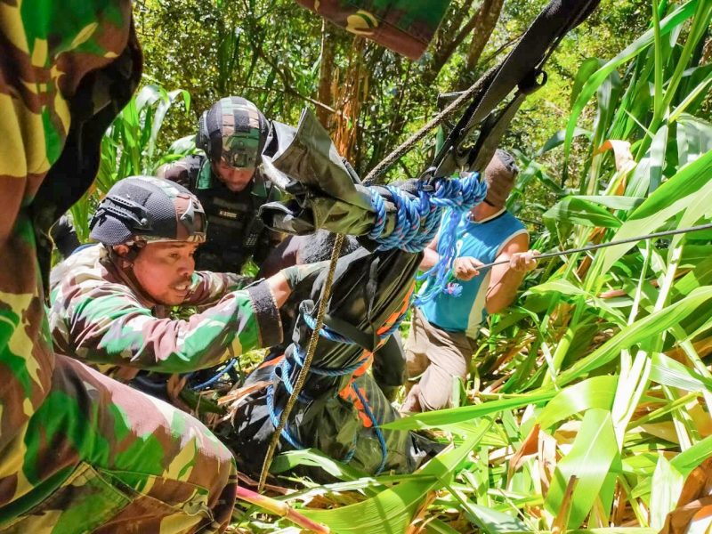 Gabungan prajurit Satgas TNI dari Yonif 751 VSJ dan Yonmek 403/WP berusaha mengevakuasi korban meninggal akibat kekejaman kelompok bersenjata di Papua.  (Foto : Penerangan Kolakopsrem 172/PWY)