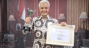 Gubernur Jawa Tengah Ganjar Pranowo dengan penghargaan Anugerah Parahita Ekapraya (APE) tahun 2020, kategori tertinggi, yakni mentor. (Foto: Diskominfo Jateng)