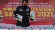 Polisi menata barang bukti sabu saat pemusnahan barang bukti narkoba dan mengungkapkan Operasi Tumpas Narkoba Semeru di Polrestabes Surabaya, Jawa Timur, Jumat (24/9/2021). (ANTARA FOTO/Didik Suhartono)
