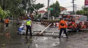Tim BPBD Grobogan bersama unsur Polri melakukan penanganan papan penunjuk jalan yg tumbang usai diterjang hujan disertai angin kencang di Bundaran Simpang Lima, Kota Purwodadi, Grobogan, Jumat (22/10/2021). (Foto: BPBD Grobogan)
