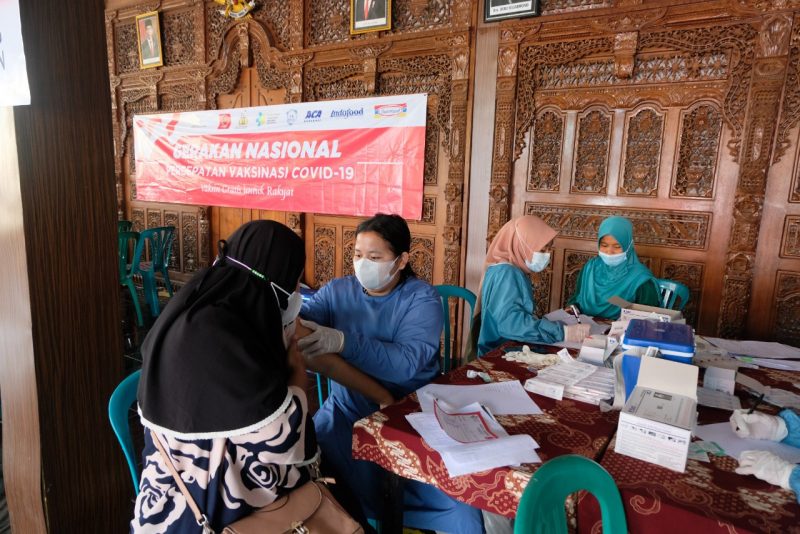 vaksinasi Covid-19 yang kedua sebanyak 1.000 dosis digelar DPC Projo Temanggung di kantor Desa Rejosari, Kecamatan Pringsurat, Kamis (21/10/2021). (Foto: MC TMG)
