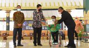 Wabup Sleman juga menyerahkan Uang saku tambahan dengan total Rp48 juta, yang akan dibagikan Rp1,5 juta ke masing–masing atlet paralimpik yang akan berlaga di Peparnas XVI di Papua. (Foto: Humas Sleman)