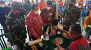 Bupati Semarang Ngesti Nugraha saat meninjau pelaksanaan vaksinasi Covid-19 di halaman SMK Muhammadiyah Suruh, Kamis (28/10/2021). (Foto: MC Kab Semarang)