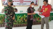 Bantuan senilai masing-masing Rp1,2 juta itu disalurkan oleh Kodim 0714 kepada 6.500 PKL dan pemilik warung di Semarang dan Salatiga. (Foto:MC Kab Semarang)