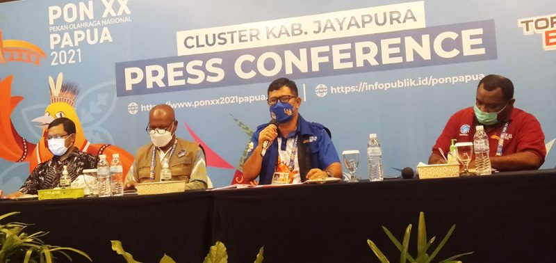 Kepala Dinas Kesehatan Kabupaten Jayapura Papua, Khairul Lie menegaskan penanganan atlet dan official kontingen PON XX Papua yang terkonfirmasi positif Covid-19, dengan cepat dan tanggap. (Foto: MC Kominfo PON XX Papua Klaster Jayapura)