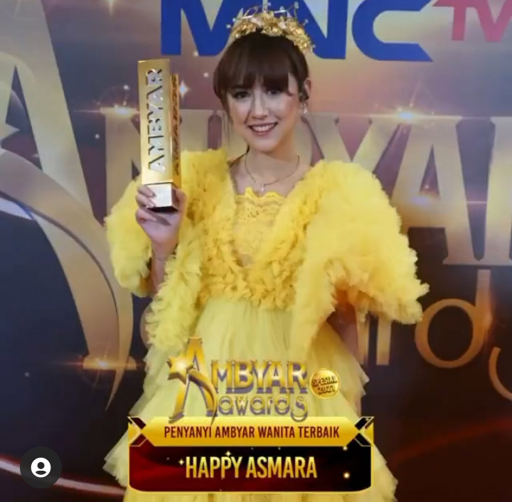 Happy Asmara dan penghargaan Penyanyi Ambyar Wanita Terbaik. (Foto: Instagram @happy_asmara77)