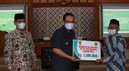 Wakil Walikota Yogyakarta Heroe Poerwadi secara simbolis menyerahkan bantuan Insentif untuk Kaum Rois Kota Yogyakarta Tahun 2021. (Foto: Humas Pemkot Yogya)