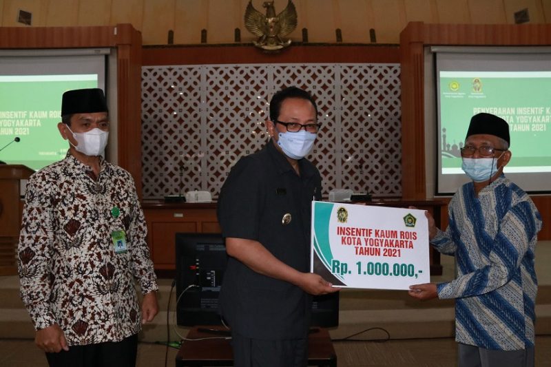 Wakil Walikota Yogyakarta Heroe Poerwadi secara simbolis menyerahkan bantuan Insentif untuk Kaum Rois Kota Yogyakarta Tahun 2021. (Foto: Humas Pemkot Yogya)