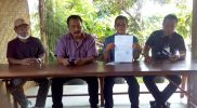 Dari kiri: Marsudi Waliyono, H Wisnu Aji Suryo Prabowo, Mardiharto dan Joni Santoso menunjukkan SP3 Polda DIY. (Foto: istimewa)
