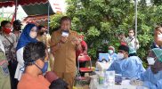 Walikota Yogyakarta Haryadi Suyuti saat meninjau meninjau vaksinasi Covid-19 di Kelurahan Giwangan. (Foto: Humas Pemkot Yogya)