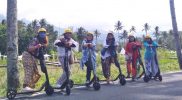 Sekelompok penyiar radio di Magelang naik skuter listrik sekaligus promosi batik dan wisata seputaran Candi Borobudur. (Foto:Humas/beritamagelang)