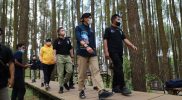 Menparekraf, Sandiaga Salahuddin Uno mengunjungi Pinus Sari Mangunan dan di Desa Wisata Kaki Langit, Minggu (10/10/2021). Desa Wisata Kaki Langit Mangunan masuk dalam 50 desa wisata terbaik yang ditetapkan Kemenparekraf. (Foto: Humas Bantul)