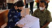 Wakil Menteri Pariwisata dan Ekonomi Kreatif Angela Tanoesoedibjo mencoba membantik saat mengunjungi Kampung Batik Giriloyo Kabupaten Bantul. (Foto: Humas Bantul)