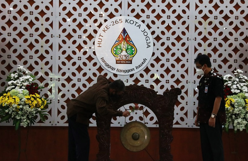 Walikota Yogyakarta Haryadi Suyuti menabuh gong menandai peresmian Logo HUT Ke-265 Kota Jogja. (Foto: Humas Pemkot Yogya)