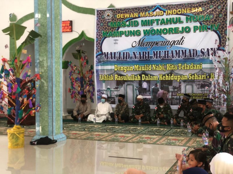 Prajurit Yonmek 512/QY bersama masyarakat rayakan Maulid Nabi Muhammad SAW.  (Foto: Penerangan Yonmek 512/QY) 