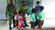 Prajurit Yonmek 512/QY berikan bantuan tas kepada siswa SD Inpres di Papua. (Foto: Penerangan Yonmek 512/QY)