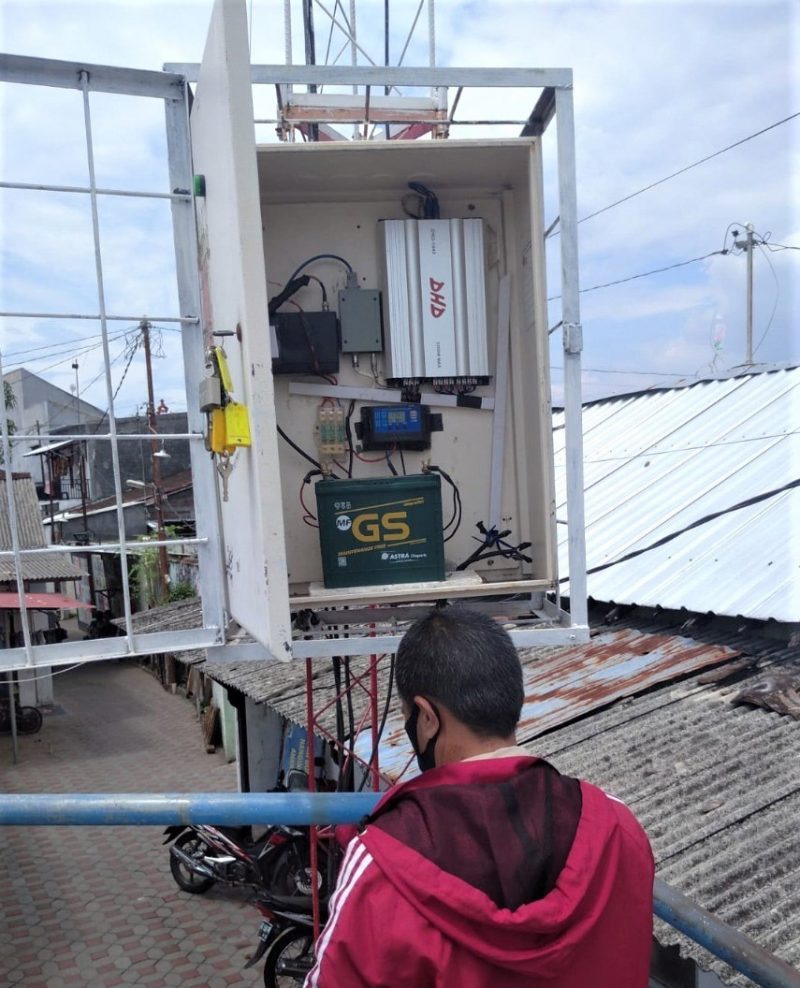 BPBD Kota Yogyakarta melakukan pemeriksaan salah satu EWS yang terpasang di permukiman bantaran sungai. (Foto: Dokumentasi BPBD Yogya)