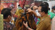 Wakil Walikota Yogyakarta, Heroe Poerwadi mengamati salah satu produk UMK yang dipamerkan di Mall. (Foto: Humas Pemkot Yogya)