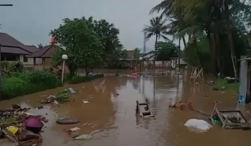 Hujan dengan intensitas tinggi yang mengguyur wilayah Kecamatan Solokan Jeruk, Kabupaten Bandung, Provinsi Jawa Barat, memicu terjadinya luapan Sungai Cisunggalah, Rabu (10/11/2021) yang menyebabkan sebagian permukiman warga terendam banjir. (Foto: BPBD Kabupaten Bandung) 