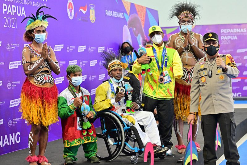 Wakapolda Papua Brigjen Pol Eko Rudi Sudarto, berfoto bersama para Atlet Peraih Medali pada Cabang Olahraga Renang Nomor 100M GAya Bebas Putra S7 di Akuatik Stadium Lukas Enembe, Selasa (9/11/2021). (Foto: PB Peparnas Papua/Ronaldy Irfak)