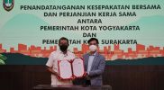 Pemkot Yogyakarta dan Pemkot Surakarta melakukan penandatanganan kerja sama mengembangkan kawasan aglomerasi, untuk pengembangan berbasis pariwisata, ekonomi, dan sport. (Foto: Humas Pemkot Yogya)