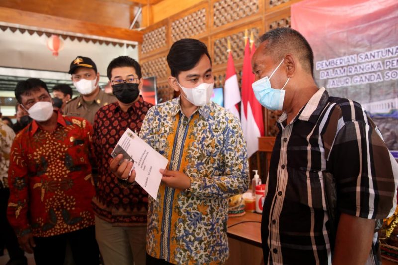 Walikota Surakarta Gibran Rakabuming Raka menyerahkan santunan kepada warga terdampak Pembangunan Nasional Jalur Ganda Solo-Semarang Fase 1. (Foto: Diskominfo Surakarta)