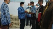 Bupati Semarang Ngesti Nugraha saat menyerahkan secara simbolis bantuan cadangan beras pemerintah (CBP) kepada warga di Kelurahan Tambakboyo, Ambarawa dan Desa Kesongo, Tuntang, Rabu (17/11/2021). (Foto: Diskominfo Kab Semarang)