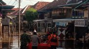 Tim Gabungan melakukan evakuasi dan patroli ke permukiman terdampak banjir di Desa Petaling, Kabupaten Musi Banyuasin, Sumatera Selatan, Rabu (17/11/2021). (Foto: BPBD Kabupaten Musi Banyuasin)