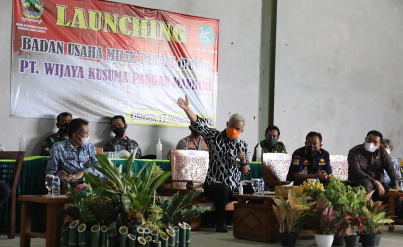 Gubernur Jawa Tengah Ganjar Pranowo, saat Peluncuran BUMP PT Wijaya Kusuma Pangan Mandiri di Sistem Resi Gudang, Kecamatan Sidareja, Kabupaten Cilacap, Rabu (17/11/2021). (Foto: Humas Jateng)