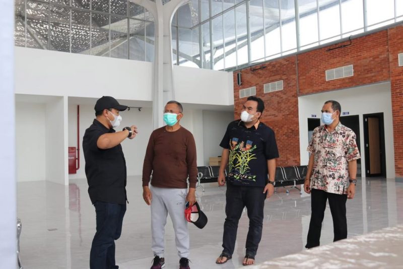 Dahlan Iskan saat meninjau Bandara Ngloram Blora, Jumat (19/11/2021). (Foto: Prokompim Blora)