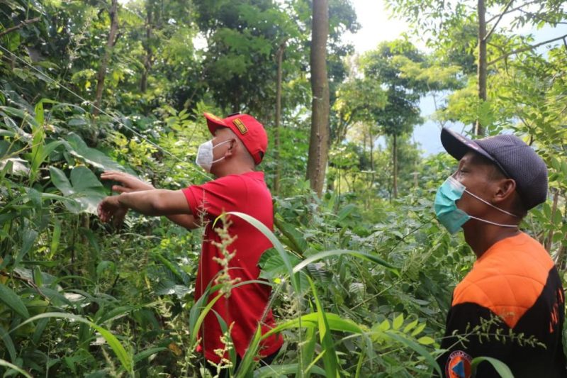 Bupati Jepara Dian Kristiandi mengecek EWS yang terpasang di empat titik lokasi rawan bencana di Desa Tempur, Kecamatan Keling, Jumat (19/11/2021). (Foto: Diskominfo Jepara)