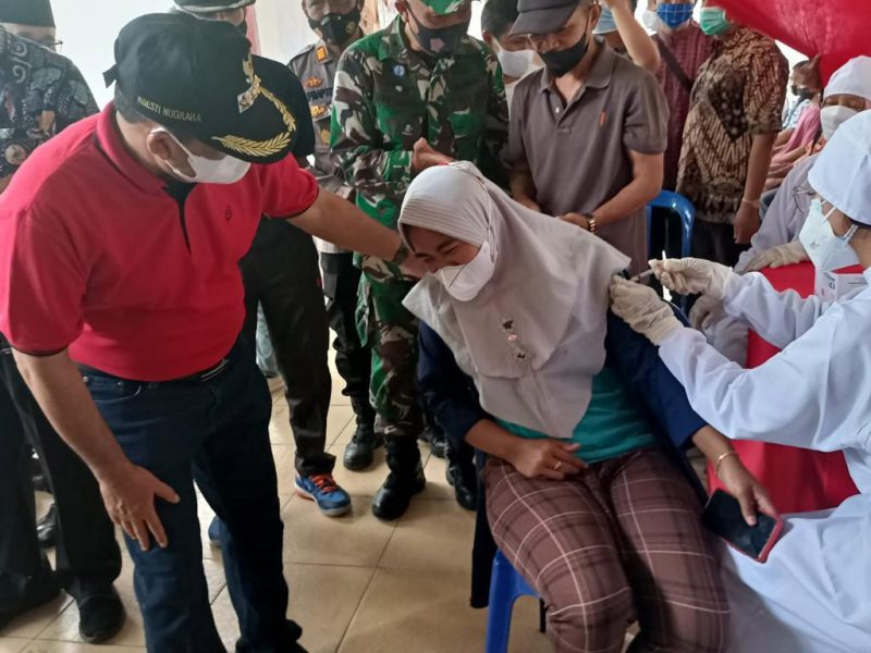 Bupati Semarang Ngesti Nugraha saat meninjau pelaksanaan vaksinasi Covid-19 massal di Desa Watu Agung, Tuntang, Jumat (19/11/2021). (Foto: Diskominfo Kab Semarang)