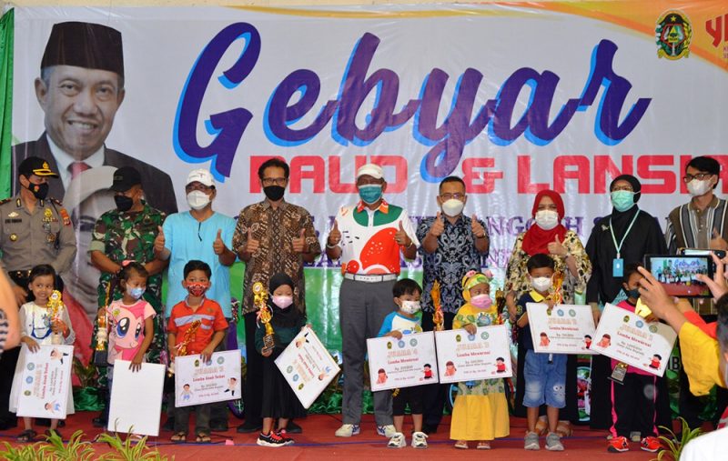 Walikota Yogyakarta Haryadi Suyiti berfoto bersama usai menyerahkan trophy dan hadiah kepada anak- anak usia dini pemenang lomba. (Foto: Humas Pemkot Yogya)