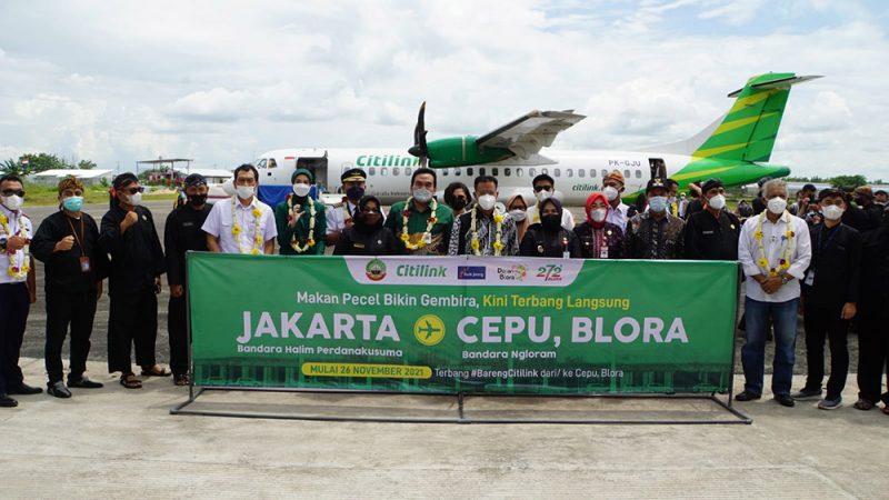 Penerbangan perdana Citilink di Bandara Ngloram Blora. Jumat (26/11/2021) pukul 09.55 WIB pesawat lepas landas dari Halim Perdanakusuma Jakarta, dan mendarat dengan mulus di landasan Bandara Ngloram pukul 11.30 WIB. (Foto: MC Kab. Blora)