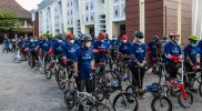 Aparatur Sipil Negara (ASN) di lingkungan Pemkab Kulon Progo dan perwakilan dari berbagai Organisasi Perangkat Daerah (OPD) di Kulon Progo mengikuti sepeda santai, Jumat (26/11/2021). (Foto: MC Kab. Kulon Progo)