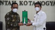 Wakil Walikota Yogyakarta, Heroe Poerwadi menerima kunjungan Walikota Sawahlunto, Deri Asta untuk belajar tata kelola bangunan-bangunan tua bersejarah menjadi destinasi wisata. (Foto: Humas Pemkot Yogya)