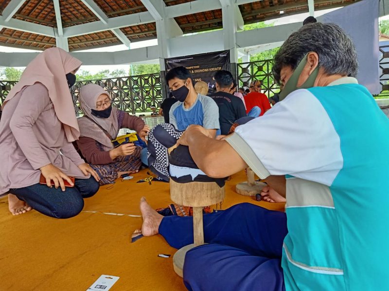 Kegiatan pelatihan pembuatan Iket Jingkengan digelar di Pendopo TIC Borobudur. (Foto: humas/beritamagelang)