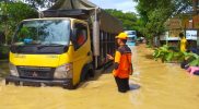 Kondisi salah satu titik lokasi banjir di Kabupaten Pati (25/11/2021). Hingga Jumat, (25/11/2021) pukul 10.00 WIB meski cuaca cerah, namun banjir masih menggenangi jalan dan beberapa rumah warga. (Foto: BPBD Kab. Pati)