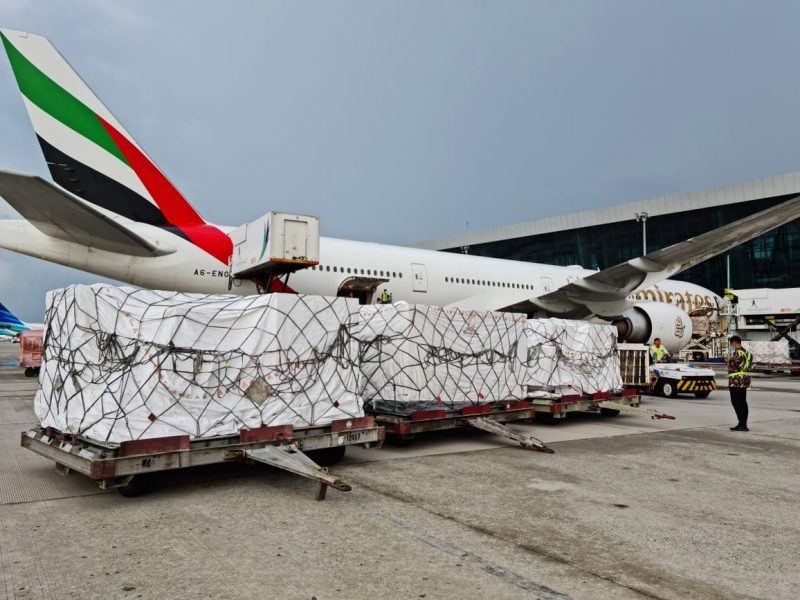 Vaksin AstraZeneca tersebut tiba pukul 15:53 WIB di Bandara Internasional Soekarno-Hatta, diangkut menggunakan maskapai Emirates dengan nomor penerbangan EK356. (Foto: Taofuk Rauf/InfoPublik)