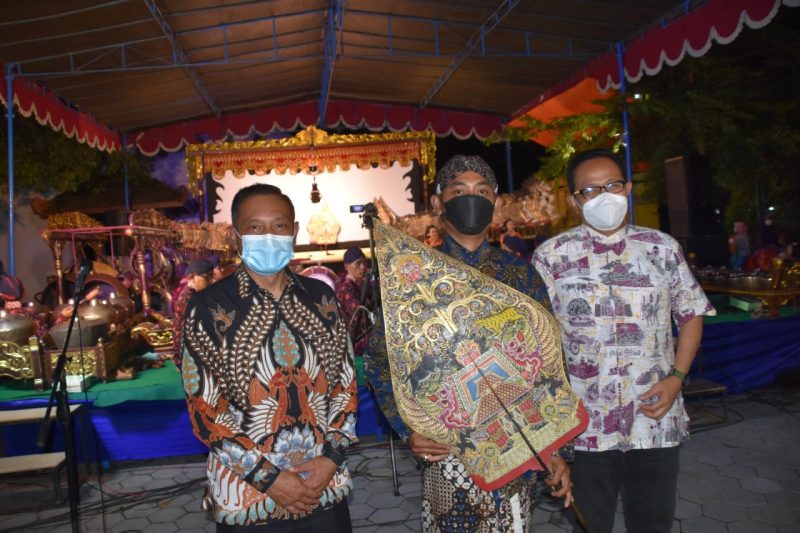 Wakil Walikota Yogyakarta Heroe Poerwadi menghadiri pagelaran wayang kulit ringkas dengan lakon Wahyu Panca Tunggal pada Kamis (25/11/2021) di Grojogan Tanjung Winongo, Patangpuluhan. (Foto: Humas Pemkot Yogya)