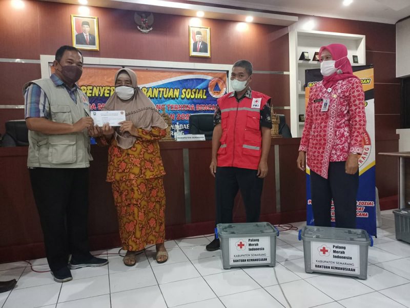 Kalakhar BPBD Kabupaten Semarang Heru Subroto menyerahkan bantuan sosial bagi warga korban bencana di Posko Penanggulangan Covid-19 setempat, Jumat (26/11/2021). (Foto: Diskominfo Kab Semarang)