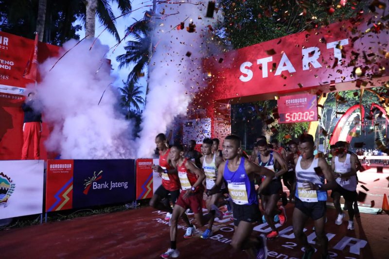 Sebanyak 42 pelari elite nasional saling bersaing menjadi yang terbaik menaklukkan rute 42,5 km di kawasan Candi Borobudur Magelang, Sabtu (27/11/2021) dalam event Borobudur Marathon. (Foto: Humas Jateng)