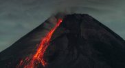 Balai Penyelidikan dan Pengembangan Teknologi Kebencanaan Geologi (BPPTKG) menyatakan Gunung Merapi di perbatasan Jawa Tengah dan Daerah Istimewa Yogyakarta, mengeluarkan guguran lava 110 kali selama sepekan terakhir. (Foto: ANTARA)