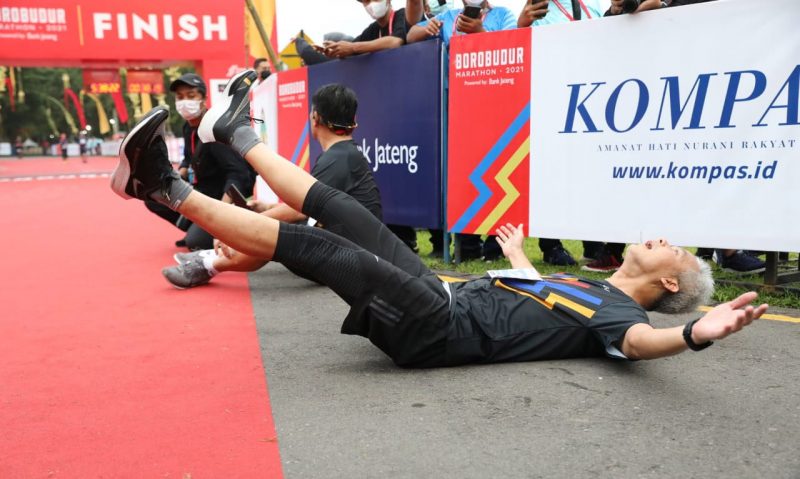Gubernur Jawa Tengah Ganjar Pranowo nampak kelelahan setelah memasuki garis finish Borobudur Marathon kategori Tilik Candi. Seharusnya, Ganjar bersama peserta lain berlari mengelilingi Candi Borobudur sebanyak enam kali putaran. Namun, Ganjar hanya mampu menyelesaikan satu putaran saja. (Foto: Humas Jateng)